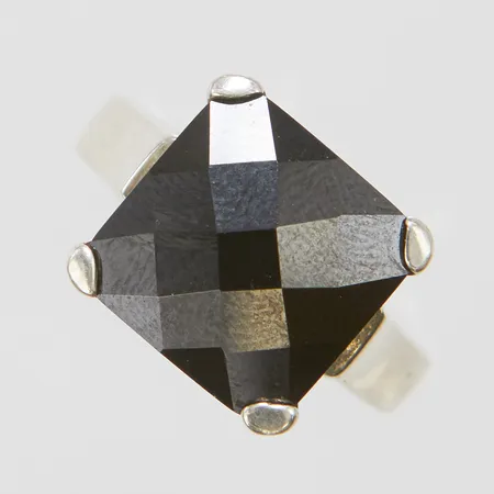 Ring, svart sten, stl 17, bredd 2,8-12,5mm, GHA, 925/1000 silver, bruttovikt: 6,8 Vikt: 6,8 g