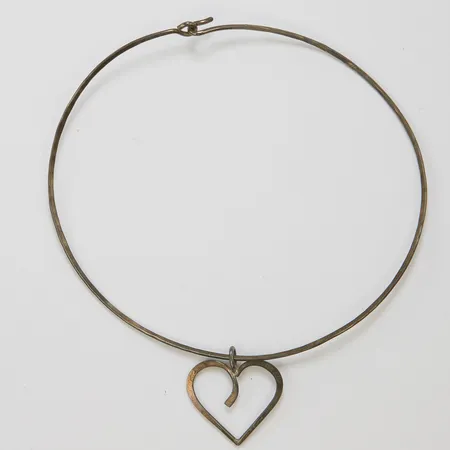 Collier med hänge hjärta, Göran Kuhlin, stelt, Ø 130x115mm, bredd 2,5mm, hänge hjärta ca 35x34mm, skev, 925/1000 silver Vikt: 13,1 g