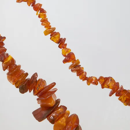 Collier Bärnsten, längd ca 74mm, bredd 5-30mm, utan lås. 