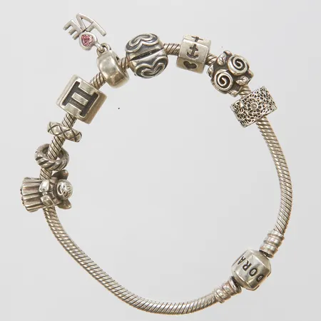 Armband Pandora, nio berlocker, längd ca 19cm, bredd 3-20mm, 925/1000 silver Vikt: 37,8 g