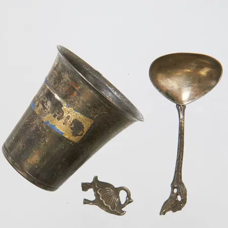 Diverse silver, bägare, sked, defekta, gravyrer, 830/1000 silver Vikt: 32,7 g