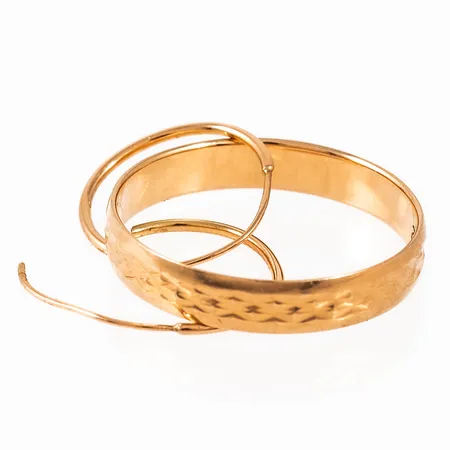 Diverse defekt/graverat guld i 18K. Vikt: 1,8g.