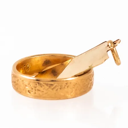 Diverse graverat guld i 18K. Vikt: 6,1g.
