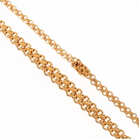 Collier X-länk i 18K guld. Det är 5 - 8,9 mm brett, 42,5 cm långt och väger 24,9g. Kistlås. Fint skick. Stämplad BHG (Bröderna Hedens Guldsmeds AB, Ängelholm) , O9 (1964), 18K & Kattfot. 