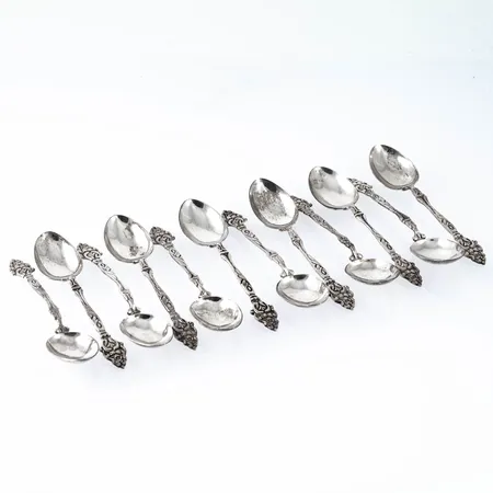 12 Mockaskedar i silver (830/1000), längd: 94 mm. Stämplade GEWE (Gewe Silvervarufabriken AB, Malmö), Silverstämpel & Kattfot. Vikt: 82,1g.