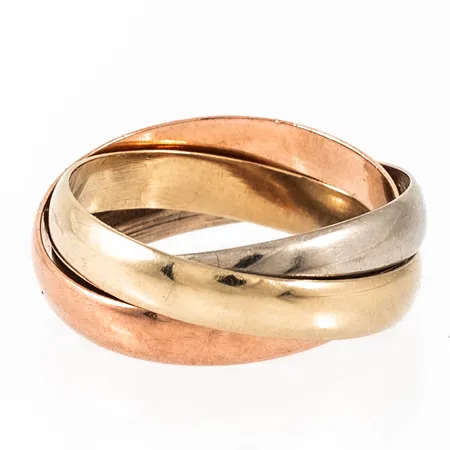 Trippelring i 8K flerfärgat guld. Den är c:a 6 mm bred, är i storlek 15¾ och väger 2,9g. Stämplad 8K.
