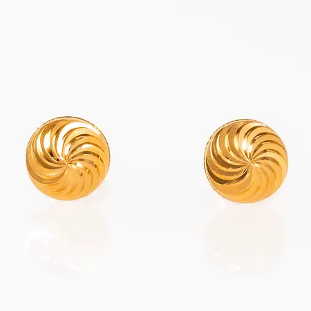 Örhängen, facetterad halvkula i 21K guld. De är Ø 7 mm och väger 1,1g. Stämplad 21K.