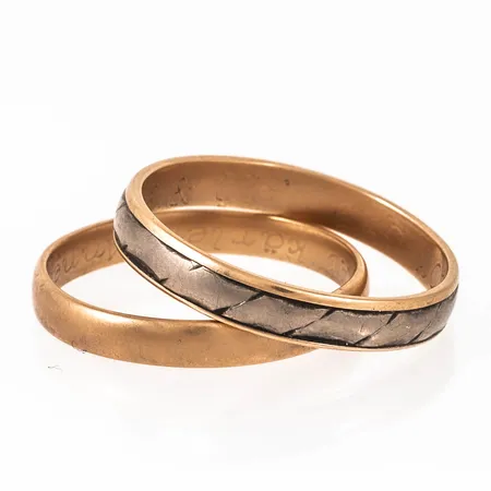 Diverse graverat guld i 18K. Vikt: 6,5g.