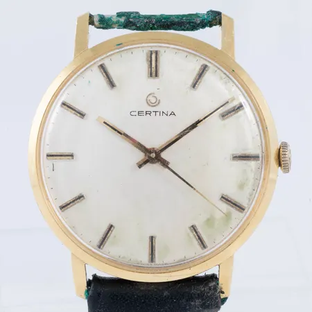 Herrur Certina i 18K guld utan band. Boett Ø 33,7 mm, graverad "För nit och redlighet i rikets tjänst". Manuellt urverk (defekt). Repigt glas. Fuktskadad urtavla. 
