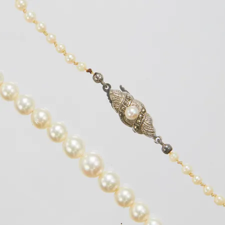 Pärlcollier doserade odlade sötvattenspärlor, markasiter, längd ca 47cm, Ø 3-7mm, behöver trädas om, lås i silver, 835/1000 silver, bruttovikt: 15g Vikt: 24,3 g