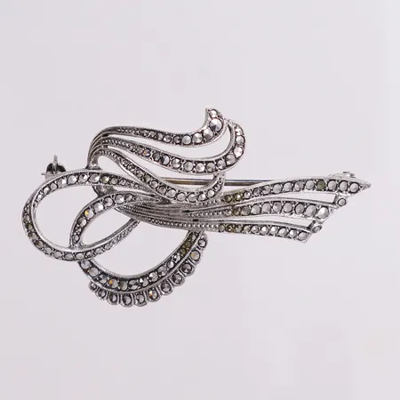 Brosch med markasiter, längd 60mm, bredd 33mm, 830/1000 silver  Vikt: 10,6 g