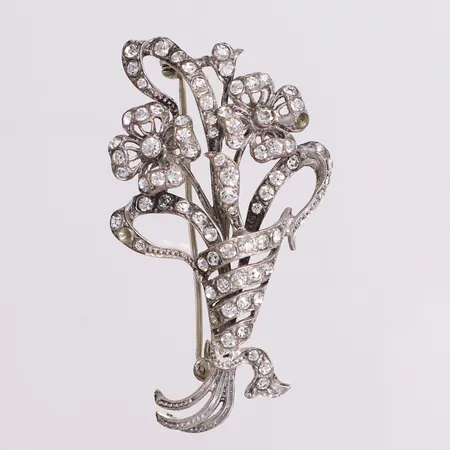 Brosch med vita stenar, längd 55mm, bredd 31mm, stenar saknas, 925/1000 silver  Vikt: 12 g