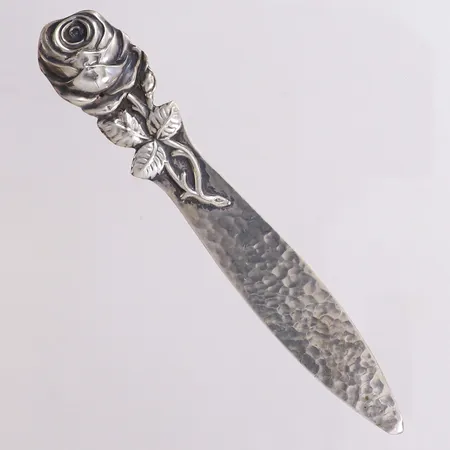 Brevkniv med hamrad- och rosdekor, längd 12,3cm, gravyr, 830/1000 silver  Vikt: 13,3 g