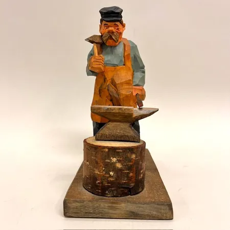 Träskulptur smed, höjd ca 21cm, längd 16cm Skickas med paket.