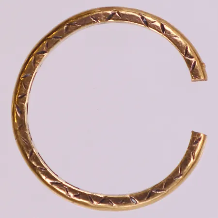 Ring, defekt, gravyr, 23K  Vikt: 3,2 g