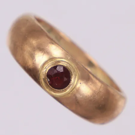 Ring, röd sten, stl 18¼, bredd: 4,8-7mm, 8K Vikt: 5,4 g