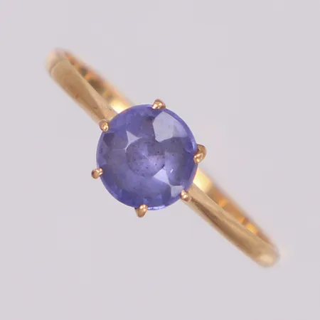 Ring, lila sten, skadad skena/skev, stl ca 17¾, 18K Vikt: 1,2 g