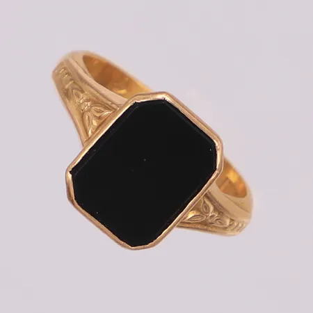 Klackring, onyx, stl 19¾, bredd: 3,6-13,8mm, fattning i 18K, skena i 23K, gravyr, 18K/23K Vikt: 7,5 g