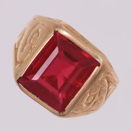 Klackring, röd sten, stl 17¼, bredd: 3,3-14mm, ostämplad, 18K Vikt: 6,3 g