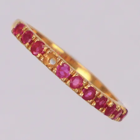 Ring, röda stenar, stl 19½, bredd: 2,4mm, en sten saknas, 18K Vikt: 3,7 g