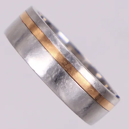 Ring, svarta stenar, stl 21, bredd: 7,5mm, gravyr, Platina 950/1000 med gulddetalj i 18K,  Vikt: 18,6 g