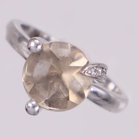 Ring, Engelbert Bonbon, rökkvarts (repig) med 9 diameter, 0,10ctv, stl 17¾, bredd: 2,5-11,7mm, vitguld, 18K Vikt: 6,4 g