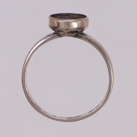 Ring, stl 16¼, bredd 1,9-8,1mm, saknar sten, personlig gravyr, vitguld 18K Vikt: 1,6 g