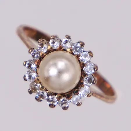 Ring med imitationspärla samt vita stenar, stl 16¾, bredd 0,6-11,0mm, 835/1000 silver Vikt: 2,1 g