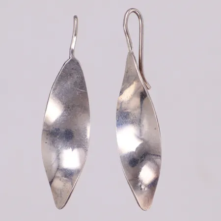 Ett par örhängen, längd 42,1mm, bredd 10,1mm, Hedwig Westermark AB, Stockholm, år 1987, signerade, defekt, 925/1000 silver Vikt: 3,8 g