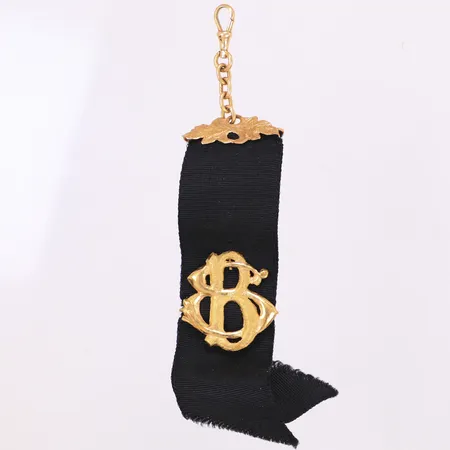 Chatelaine, svart band med gulddetaljer, längd: 16cm, bredd 27mm, Nässjö år 1930, etui, 18K, bruttovikt: 6,3g Vikt: 6,3 g