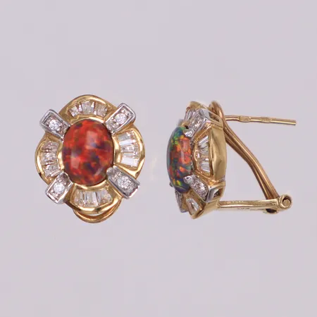 Ett par örhängen med färgade stenar, längd 14,3mm, bredd 12,9mm,14K Vikt: 5,2 g