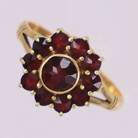 Ring med granater, stl 16½, bredd: 2,4-12mm, svensk importstämpel, 18K Vikt: 3,1 g