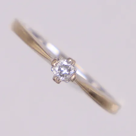 Ring med diamant 1 x ca. 0,10ct, stl 17, bredd: 1,6-4mm, GHA, vitguld, rodieringsbehov, 18K Vikt: 2,2 g