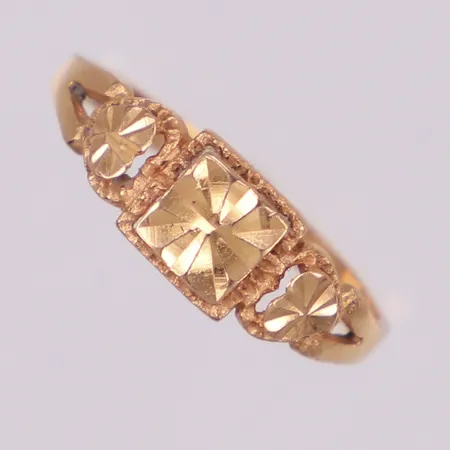 Ring, stl 17, bredd 1,8-5,8mm, smärre ojämnheter på skenan, 18K  Vikt: 1,7 g