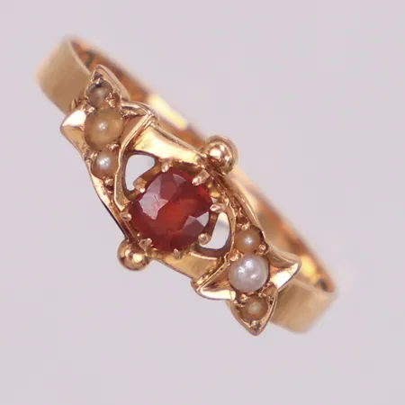Ring med odlade pärlor samt en orange sten, stl 17, bredd 2,4-7,7mm, Dahlgren Ab, Malmö, år 1975, 18K Vikt: 1,8 g