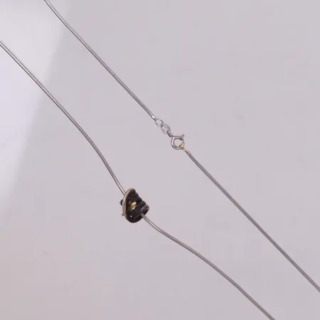 Collier med integrerat hänge, 46cm, bredd: 1,2mm, hänget i metall med gulddetalj, vitguld, 18K Vikt: 9 g