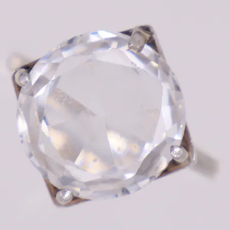 Ring med bergskristall, stl 17½, bredd: 1,9-17,3mm, 830/1000 silver Vikt: 6,6 g