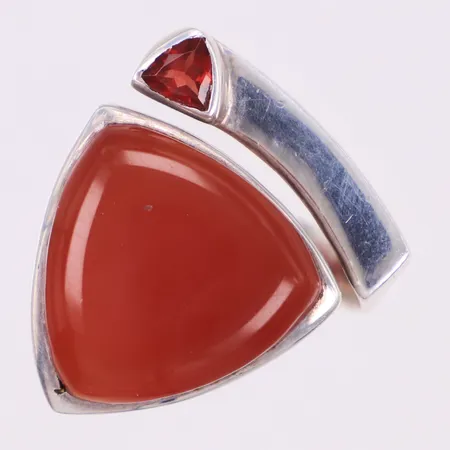 Ring med sard, stl 18¾, bredd: 5,2-28mm, 925/1000 silver Vikt: 22,4 g