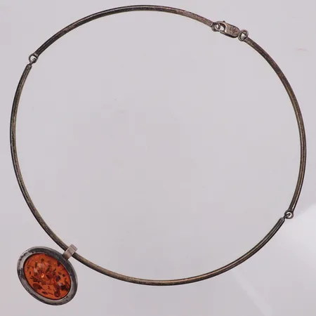 Collier, halvstelt med hänge bärnsten, ca 41cm, bredd 2,8mm, hängets mått 30x32mm, 925/1000 silver Vikt: 26,3 g