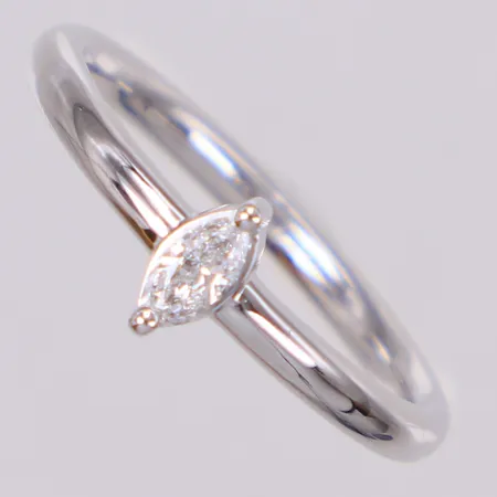 Ring med navettslipad diamant 1 x ca. 0,10ct, stl 17, bredd: 2,3-6,7mm, gravyr, Glamira, vitguld, 14K, tillhörande etui och box Vikt: 3 g