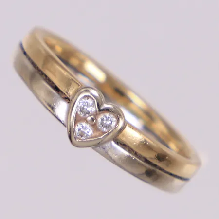 Ring med briljantslipade diamanter ca 0,06ctv, stl 17¾, bredd 3,6-5,5mm, vitguld/gulguld, 14K  Vikt: 3,9 g