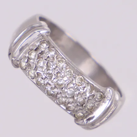 Ring med diamanter 21 x ca. 0,015ct, stl 16¾, bredd: 4,4-6,3mm, vitguld, 18K Vikt: 4 g