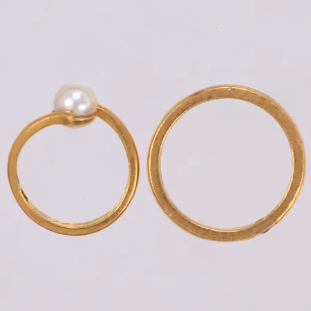 2 Ringar, pärla/gravyrer, stl 16¼+19, 23K Vikt: 16,2 g