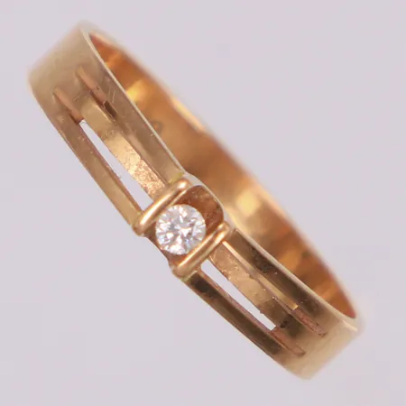 Ring med diamant 0,04ct enligt gravyr, stl 17, bredd: 3,5mm, 18K Vikt: 2,1 g