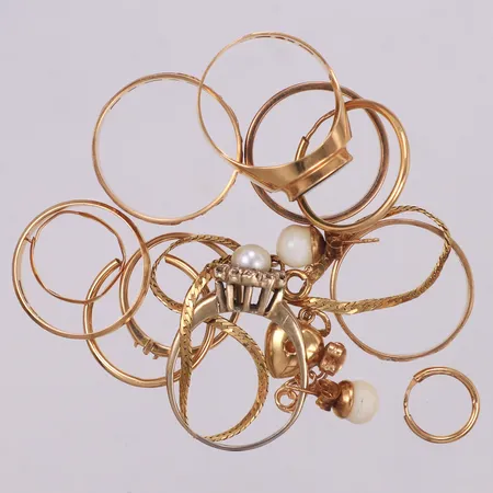 Diverse guld, defekter/stenar/gravyrer, 18K, bruttovikt: 29,5g Vikt: 29,5 g