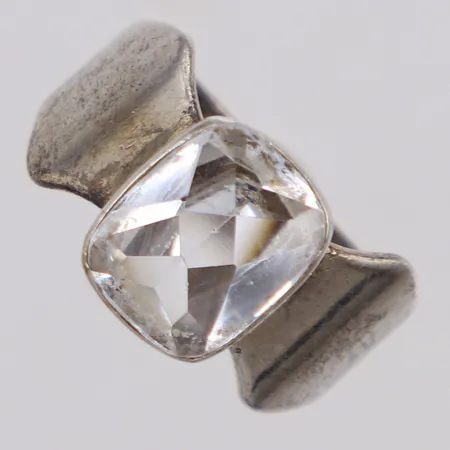 Ring, vit sten, stl 16, bredd: 4-10,5mm,  835/1000 silver Vikt: 3,6 g