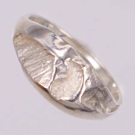 Ring, stl 17¾, bredd: 3,2-9mm, 925/1000 silver Vikt: 2,7 g