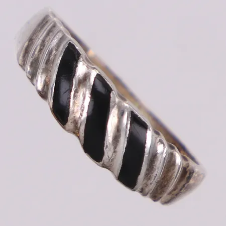 Ring, svart emalj, stl 17¾. bredd: 2,4-5,8mm, 925/1000 silver Vikt: 2,3 g