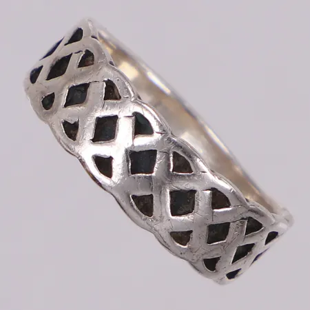 Ring, mönstrad dekor, stl 20¾, bredd:5-7,6mm, 925/1000 silver Vikt: 5,9 g