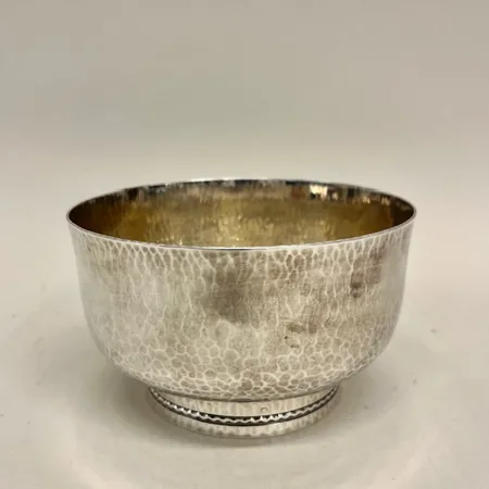 Skål med hamrad dekor, höjd: ca 8cm, Ø13cm, GAB, 830/1000 silver  Vikt: 314,2 g